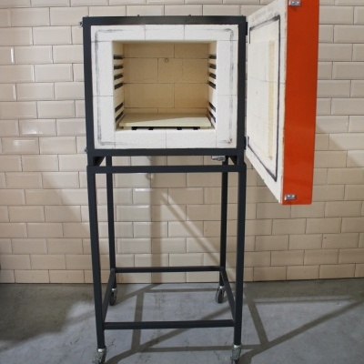 Forno industrial aberto com estrutura metálica preta e porta branca com borda laranja