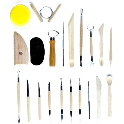 Ferramentas diversas para escultura em argila em madeira e metal sobre fundo branco