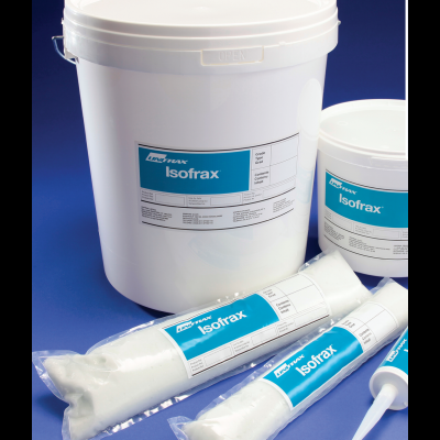 Produtos Isofrax da Leeds em embalagens brancas e etiquetas azuis sobre fundo azul.