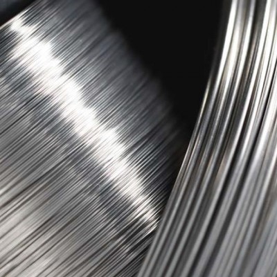 Bobina de arame metálico prateado enrolada