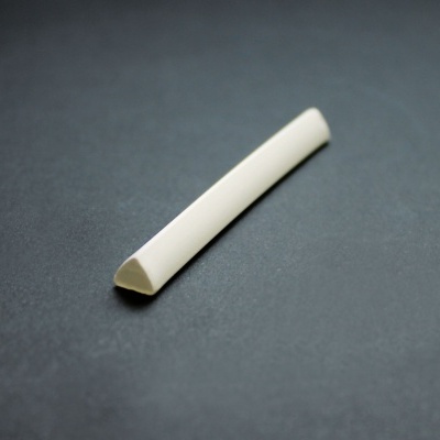 Vareta branca triangular sobre superfície preta.