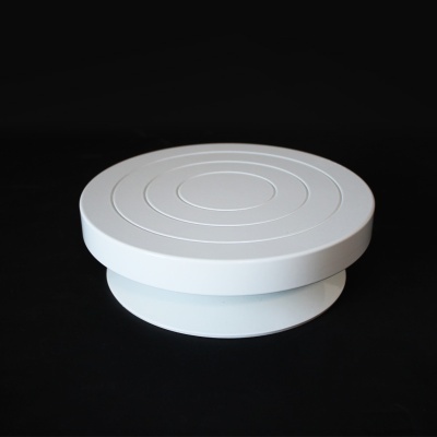 Boleira giratória branca de plástico com linhas circulares em relevo