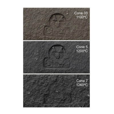Três placas de cerâmica cinzentas com selo em relevo e textos Cone 03 1100ºC, Cone 5 1200ºC e Cone 7 1260ºC.