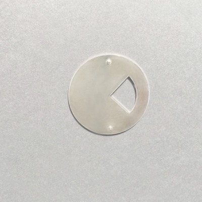 Disco metálico redondo com recorte triangular e dois parafusos