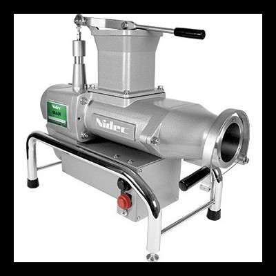 Máquina industrial metálica prateada com alavanca e etiquetas