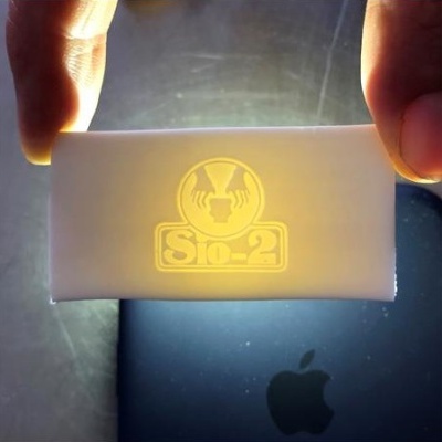 Bloco translúcido branco com logótipo e texto iluminado Sio-2