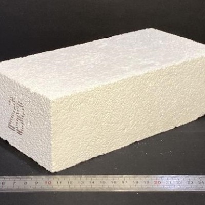 Bloco branco poroso com inscrição Z6 ao lado e régua metálica ao frente