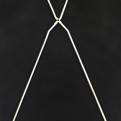 Pinça metálica longa com ponteiras dentadas em fundo preto