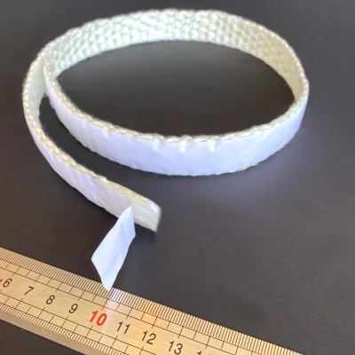 fita branca trançada com inserção plástica ao lado de régua