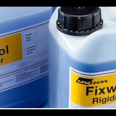 Dois contentores de Fixwool Rigidizer da Insultex em fundo azul