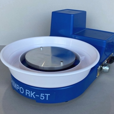 Máquina moedor ou misturador azul e branco com inscrição CHIMPO RK-5T