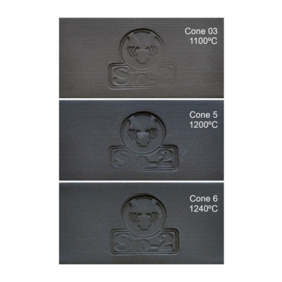 Três placas cerâmicas cinzentas com selo em relevo e textos de temperaturas de queima