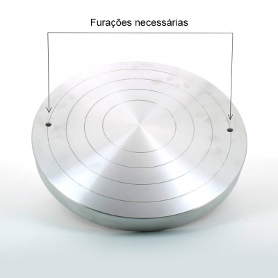 Disco metálico prateado com linhas concêntricas e furações indicadas