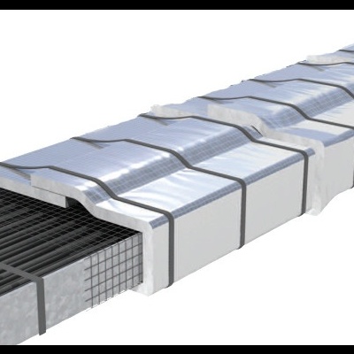 Viga de betão armado com barras de aço e cobertura metálica prateada segmentada