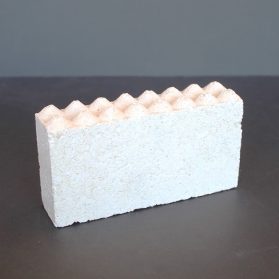 Bloco branco de construção com relevo ondulado