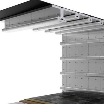 Sistema de prateleiras metálicas cinza com tubos suspensos