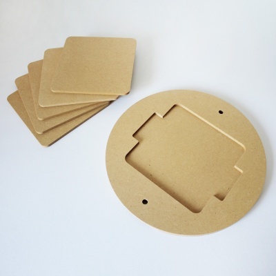 Peças de madeira crua círculo e quadrados sobre fundo branco