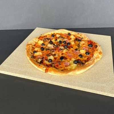 Pizza redonda com vários ingredientes sobre tábua de madeira clara