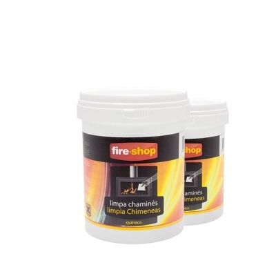 Dois recipientes brancos de plástico com rótulos coloridos da fire.shop para limpeza de chaminés