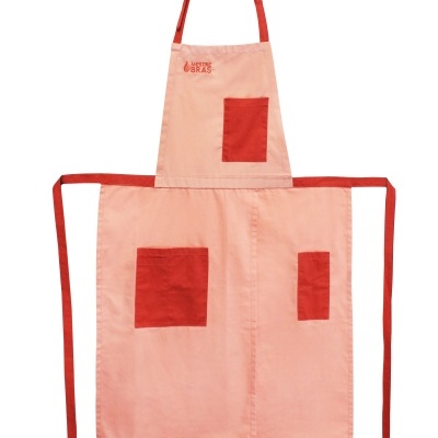 Avental cor salmão com bolsos e alças vermelhos e texto Mestre Brás