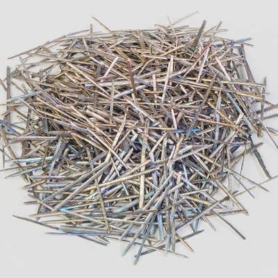 Agulhas metálicas finas empilhadas sobre fundo branco