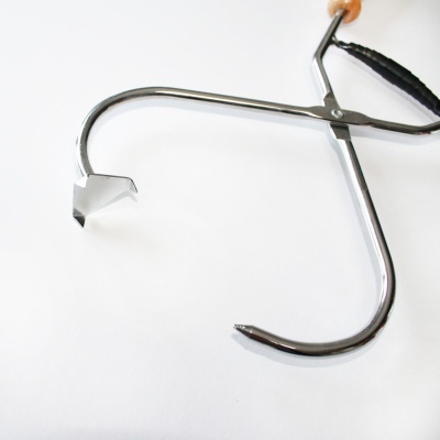 Gancho de pesca em metal prateado com pega em preto e madeira