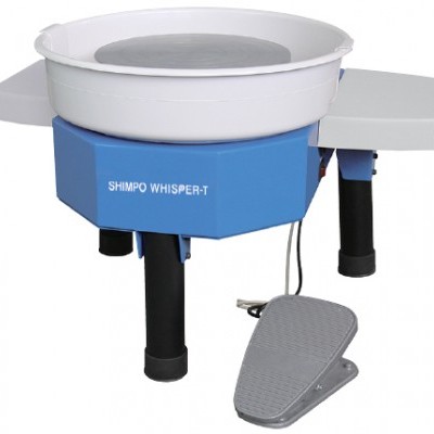 Torno de oleiro azul e branco com pedal cinzento.