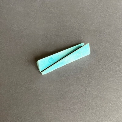 Duas limas de unha azuis claras sobre superfície cinzenta