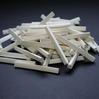 Pedaços de giz branco empilhados sobre superfície negra