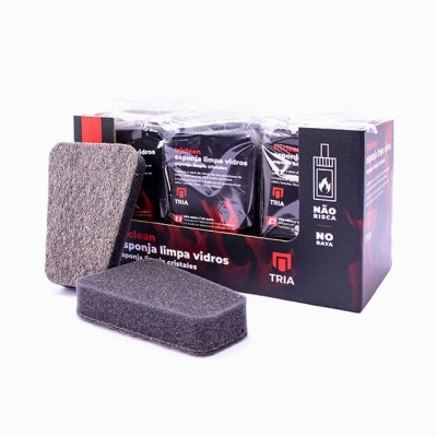 Esponjas cinzentas para limpar vidros e embalagem preta com texto da marca TRIA