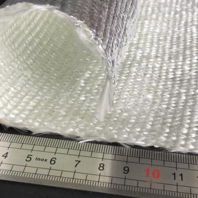 Rolo de tecido branco com textura entrelaçada sobre régua metálica