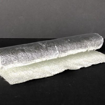 Rolo de material isolante térmico com camada prateada e base branca fibrosa