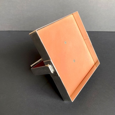 Moldura quadrada com borda metálica e interior cor de laranja