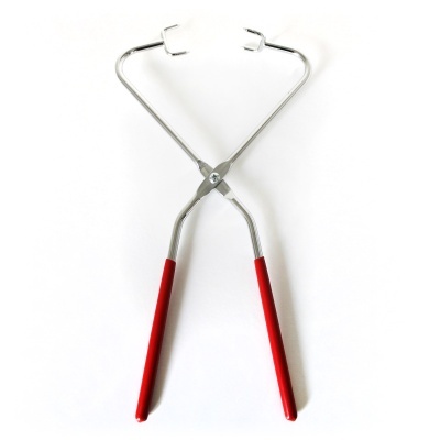 Pinça metálica com revestimento vermelho e garras com protetores brancos