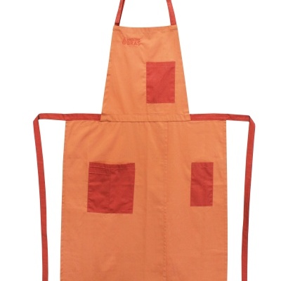 Avental de cozinha rosa salmão com bolsos vermelhos e alças vermelhas