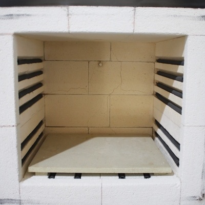 Forno com tijolos refratários brancos e apoios laterais pretos