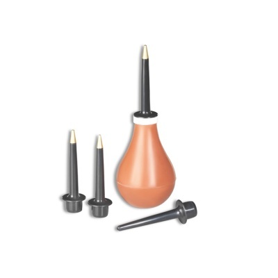 Bulbo de borracha laranja com quatro bicos aplicadores pretos em fundo branco