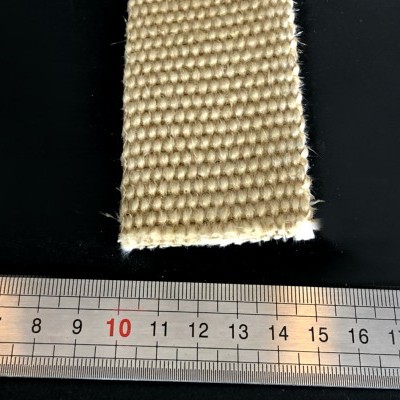 Régua de metal e tira de fibra bege sobre fundo preto