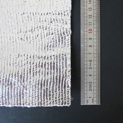 Pano branco texturizado ao lado de uma régua metálica