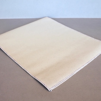 Lenço quadrado bege claro em superfície castanha