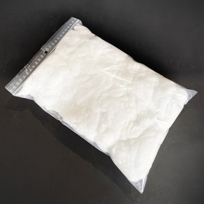 Saco transparente com material branco fofo