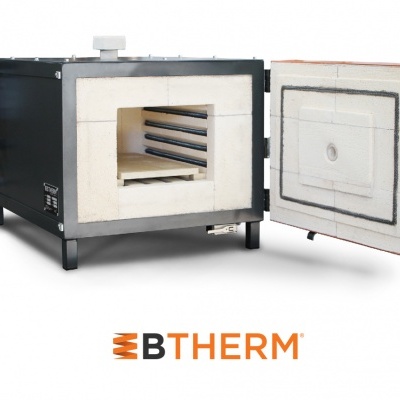 Forno industrial elétrico BTHERM com porta aberta mostrando interior isolado branco e painel de controlo digital