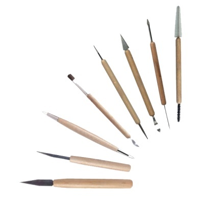 Conjunto de oito ferramentas de escultura com cabos de madeira branca e pontas metálicas diferentes