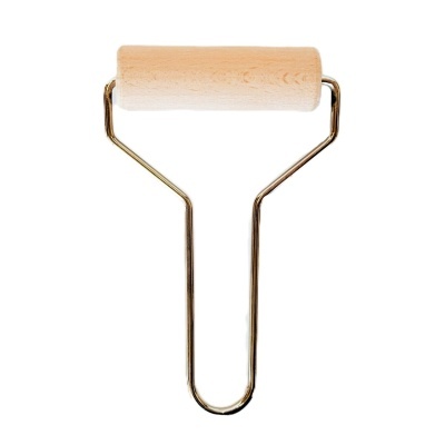 Rolo de madeira com estrutura metálica em fundo branco