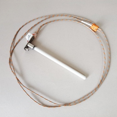 Antena branca com base metálica e cabo revestido cinzento e laranja.