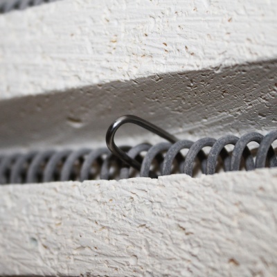 Fecho éclair cinzento em tecido branco com textura rugosa