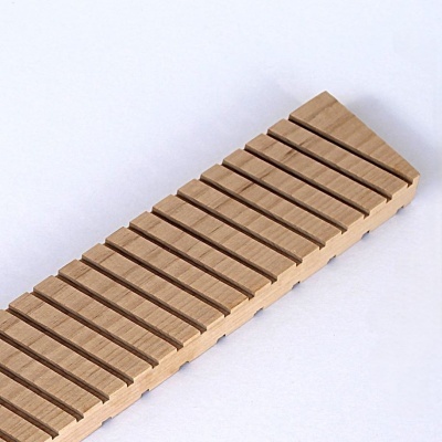 Pé de guitarra de madeira clara com 22 trastes e ranhuras
