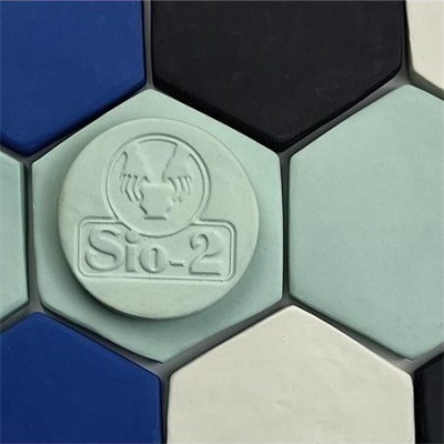 Azulejos hexagonais coloridos com um azulejo circular cinza claro com texto e símbolo