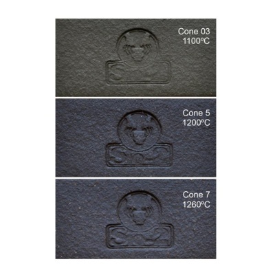 Três amostras de superfícies cerâmicas com logótipo SOLO e temperaturas de cone indicadas