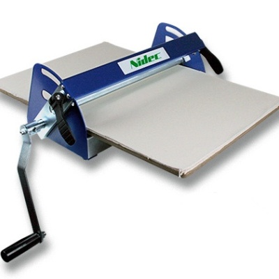 Cortador manual de azulejos azul com alavanca preta e base cinza